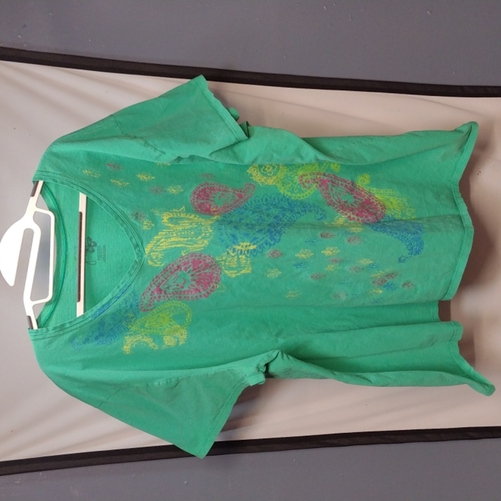 Light green paisley tee